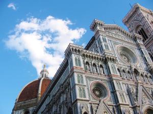 un edificio alto con un cielo azul en el fondo en Relais White Houses Florence, en Florencia