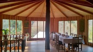une salle à manger avec une longue table dans une tente dans l'établissement Agroturismo Santa Carolina, à Melipeuco