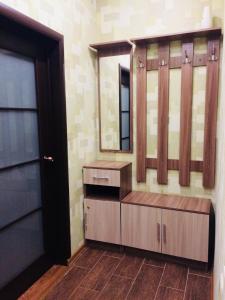 Kozel'skにあるApartment on Tsiolkovskogo 10のバスルーム(木製キャビネット、鏡付)
