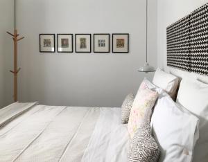 Säng eller sängar i ett rum på New Design Apartment