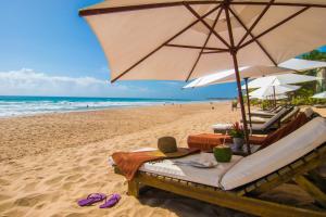 plaża z krzesłem i parasolem na piasku w obiekcie Dreamland Bungalows - Taipú de Fora - Barra Grande w mieście Barra Grande