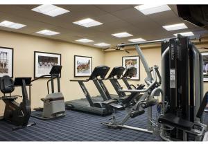 Fitness centrum a/nebo fitness zařízení v ubytování New Haven Hotel