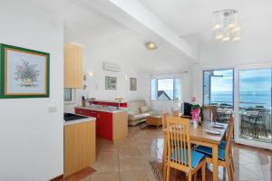 Posedenie v ubytovaní Villa Vranic Apartments