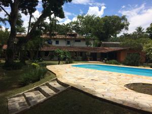 a backyard with a swimming pool and a house at Casa Colonial Térrea no Saco da Capela em Ilhabela in Ilhabela