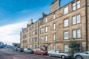 エディンバラにあるThe Roseburn Apartmentの大きなレンガ造りの建物