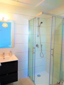 ein Badezimmer mit Dusche mit Glastür in der Unterkunft Luxury and Modern Beach Apartment with Sea Views in La Mata