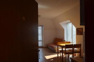 - une chambre avec une table, des chaises et un canapé dans l'établissement Pretty House, à Sveti Vlas