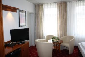 TV a/nebo společenská místnost v ubytování Hotel Berlin