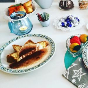La Casa dei Sogni في بروغيريو: طاولة مع صحن من الخبز وأوعية من الفواكه