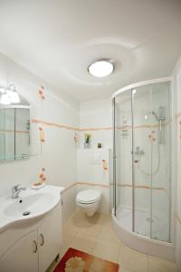 ブダペストにあるKlauzal Ter 9のバスルーム(シャワー、トイレ、シンク付)