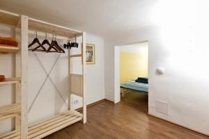 ブダペストにあるKlauzal Ter 9のクローゼット付きの部屋、ベッド付きの部屋