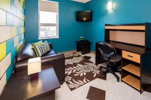 TV a/nebo společenská místnost v ubytování UWinnipeg Downtown Hostel