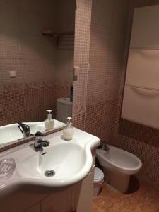A bathroom at Apartament La Bonita