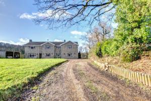 ein altes Haus mit einem Feldweg davor in der Unterkunft Ger-y-llyn in Bonvilston