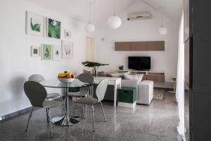 una cucina e una sala da pranzo con tavolo e sedie di Maspalomas Suites a Maspalomas