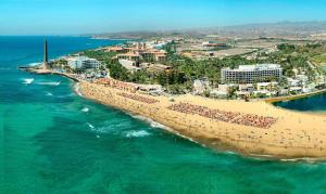 una vista aerea di una spiaggia e dell'oceano di Maspalomas Suites a Maspalomas