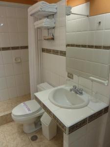 y baño con lavabo blanco y aseo. en Queen's Villa Hotel Boutique, en Arequipa