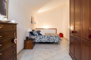 ヴィーコ・デル・ガルガーノにあるCasa Michelaのベッドルーム1室(ベッド1台、ドレッサー付)
