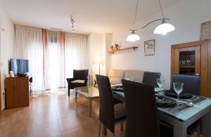 a kitchen and dining room with a table and chairs at Apartamento Cifuentes in Granada