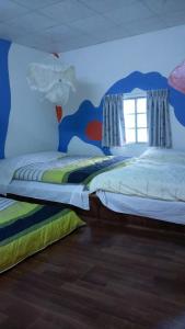 芳苑鄉的住宿－雪花雅居Xuehua Ya Ju Homestay，一间卧室配有一张墙上涂有鱼的床铺