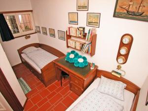 a small room with a bed and a desk with a bed sidx sidx at Villa Orselina App 7273 in Orselina