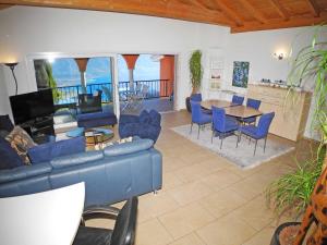 ContraにあるCasa Camelia App 5055のリビングルーム(青いソファ、テーブル、椅子付)