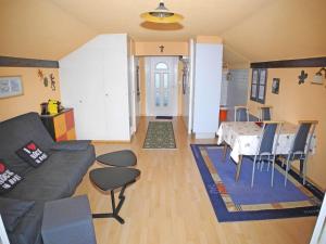 Casa Baciocca App 1159 في Orselina: غرفة معيشة مع أريكة وطاولة
