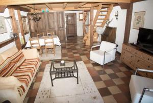 ein Wohnzimmer mit einem Sofa und einem Tisch in der Unterkunft Residenza Paradiso App 1000 in Orselina