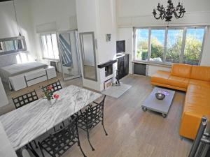Casa Helios App 7777 في Orselina: غرفة معيشة مع طاولة وأريكة
