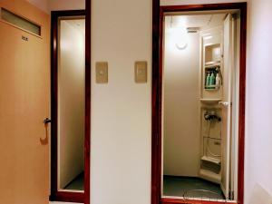 Um banheiro em Guesthouse LuLuLu 無料朝食&夕食ｶﾚｰ 街まで電車8分 ﾛｰｿﾝ隣
