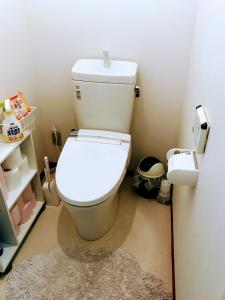 Um banheiro em Guesthouse LuLuLu 無料朝食&夕食ｶﾚｰ 街まで電車8分 ﾛｰｿﾝ隣