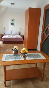 una sala de estar con una mesa con fruta. en Tashevi Apartments, en Pomorie