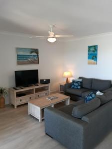 TV a/nebo společenská místnost v ubytování Pandanus Coolum Beach