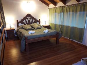 Un dormitorio con una cama con dos toallas encima. en Las Victorias 2, en San Carlos de Bariloche