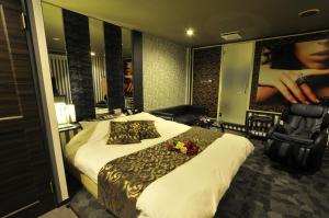 a hotel room with a bed with flowers on it at Hotel Joyplus (Love Hotel) in Onga