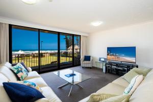 TV a/nebo společenská místnost v ubytování Breakers North Absolute Beachfront Apartments - Official