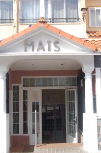 Hostal Mays في Numancia de la Sagra: مدخل لمبنى رخام عليه لافته