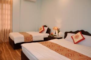 Giường trong phòng chung tại Thai Binh II Hotel