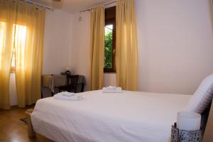 A bed or beds in a room at Casa Martello