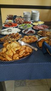 ein Tisch mit vielen Teller Essen drauf in der Unterkunft Hotel Via Trayana in Beli Osam