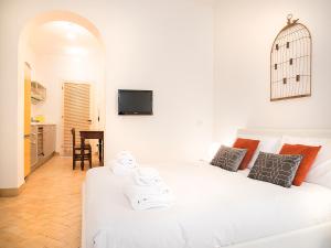 ミラノにあるeasyhomes-Discipliniの白いベッド(枕付)、壁掛けテレビ