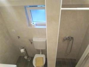 niewielka łazienka z toaletą i oknem w obiekcie Sunny side of Adriatic w mieście Babino Polje