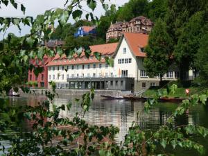 een groep gebouwen naast een waterlichaam bij Jugendherberge Tübingen in Tübingen