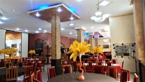 ein Esszimmer mit Tisch und Stühlen in der Unterkunft Hotel Sonne in Sibiu