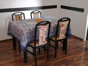 a table with two chairs and a table with a table cloth at Apartment City-VIC in Vienna