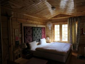 1 dormitorio con 1 cama con techo de madera en Hotel Nezer Holiday Inn, en Leh