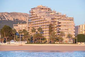 un gran edificio en la playa junto al agua en Apartamentos Paraíso Mar, en Calpe