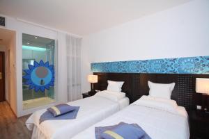 Postel nebo postele na pokoji v ubytování Familly Art Hotel Nirvana