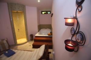 Postel nebo postele na pokoji v ubytování Familly Art Hotel Nirvana