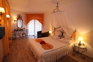 Postel nebo postele na pokoji v ubytování Familly Art Hotel Nirvana